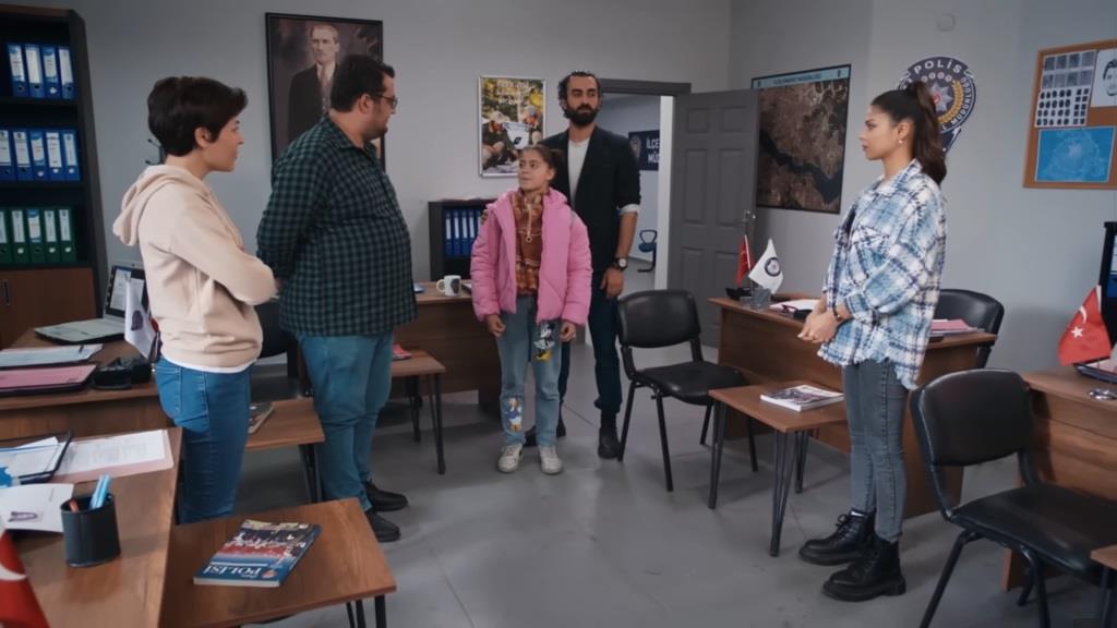 Ferit przedstawia kolegom z komisariatu córkę swojego przyjaciela.