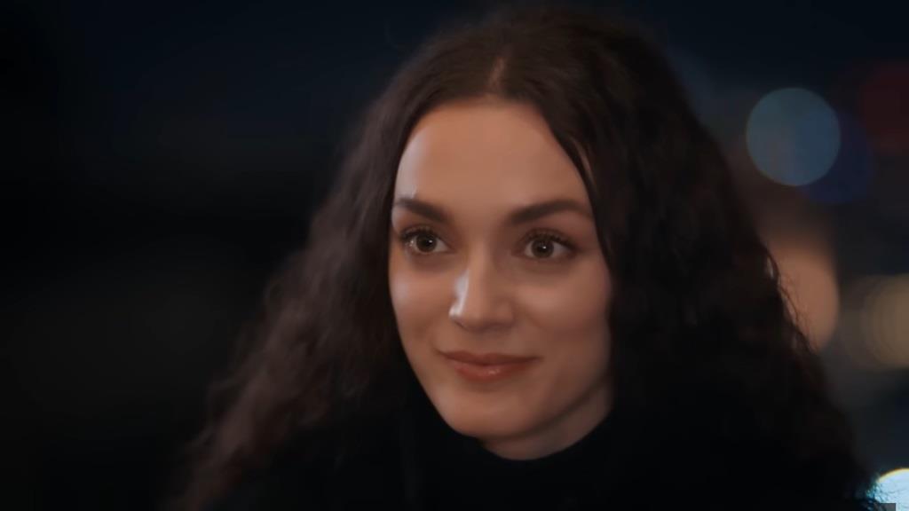 Nana uśmiecha się delikatnie.