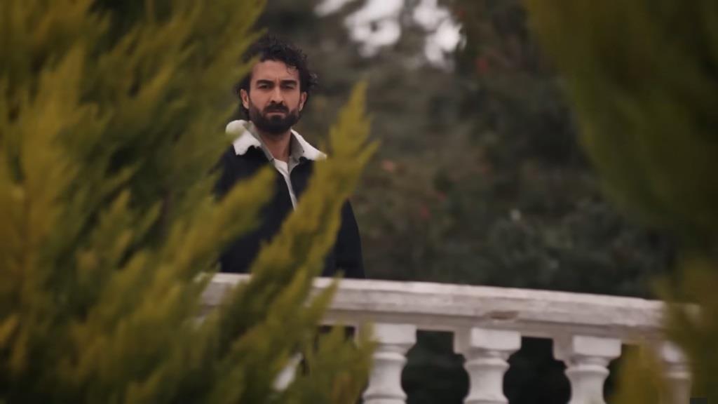 Ferit obserwuje spotkanie Ertana i jego ojca.