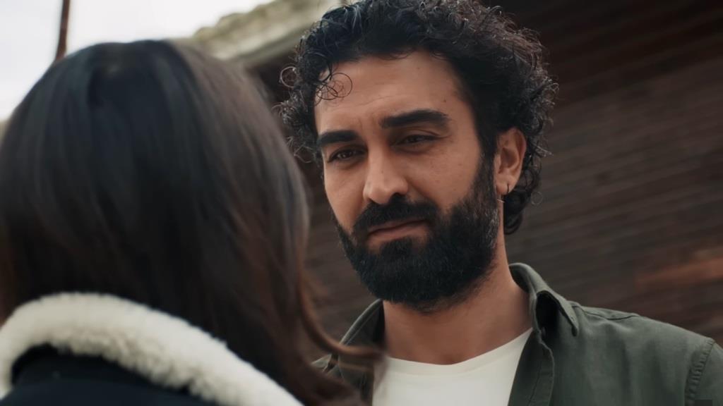 Ferit patrzy w twarz Ayse.