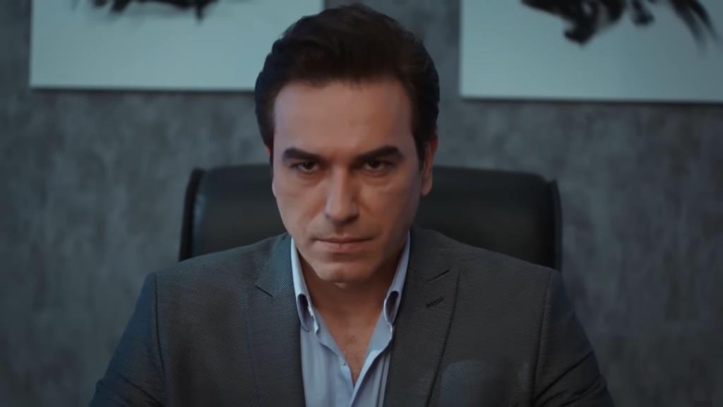 Nedim osiadł w fotelu, a jego wzrok przeszywał otoczenie z niezłomną determinacją.