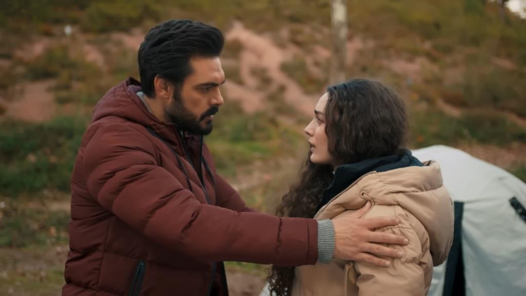 Yaman obejmuje ramiona Nany, patrząc jej prosto w oczy.