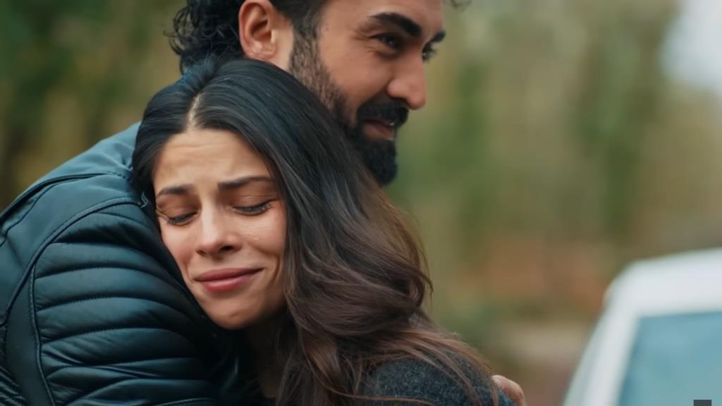 Ayse i Ferit wtuleni w siebie.