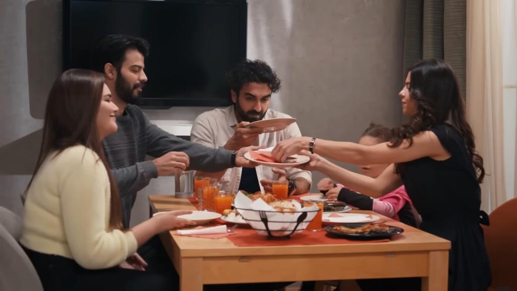 Volkan i Ferit na kolacji w domu Ayse i Nese.