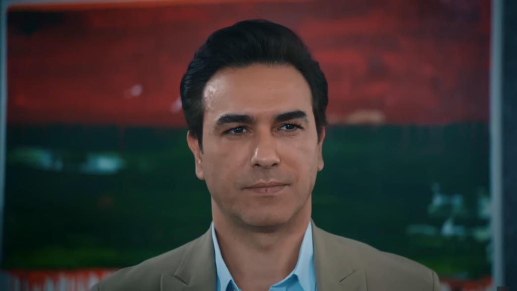 Nedim patrzy tajemniczo przed siebie.