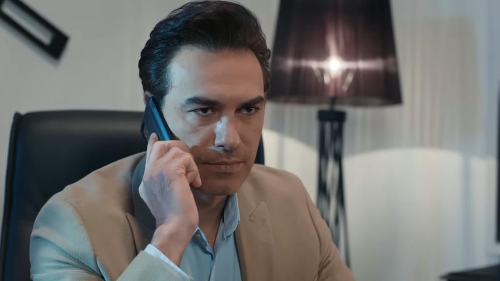 Nedim rozmawia przez telefon. Wyraz jego twarzy zdradza napięcie.