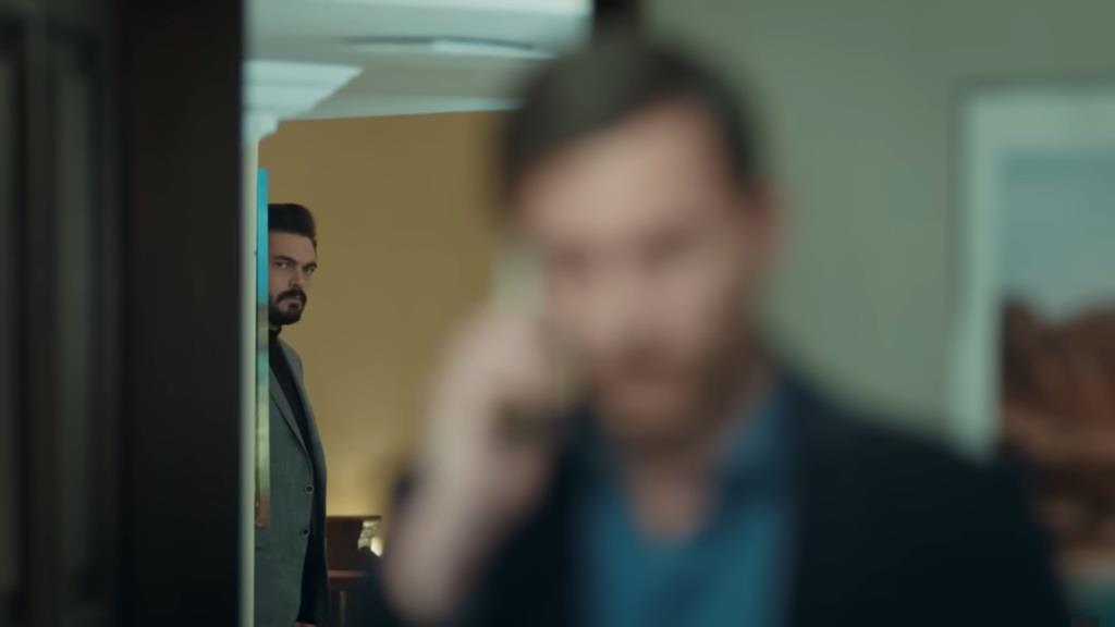 Yaman podsłuchuje rozmowę telefoniczną Luki.