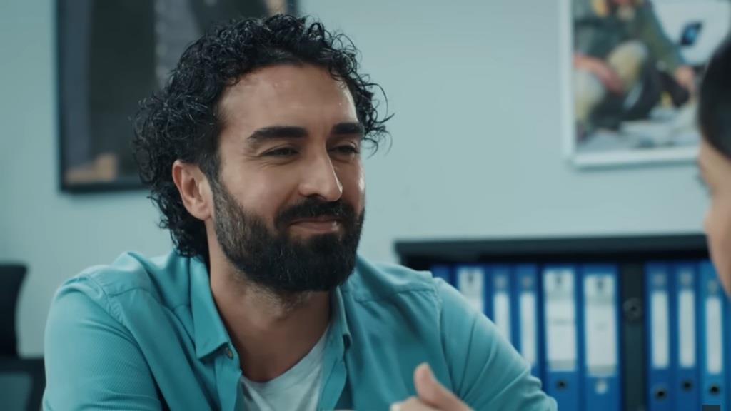 Ferit uśmiecha się rozmawiając z Ayse na komisariacie.