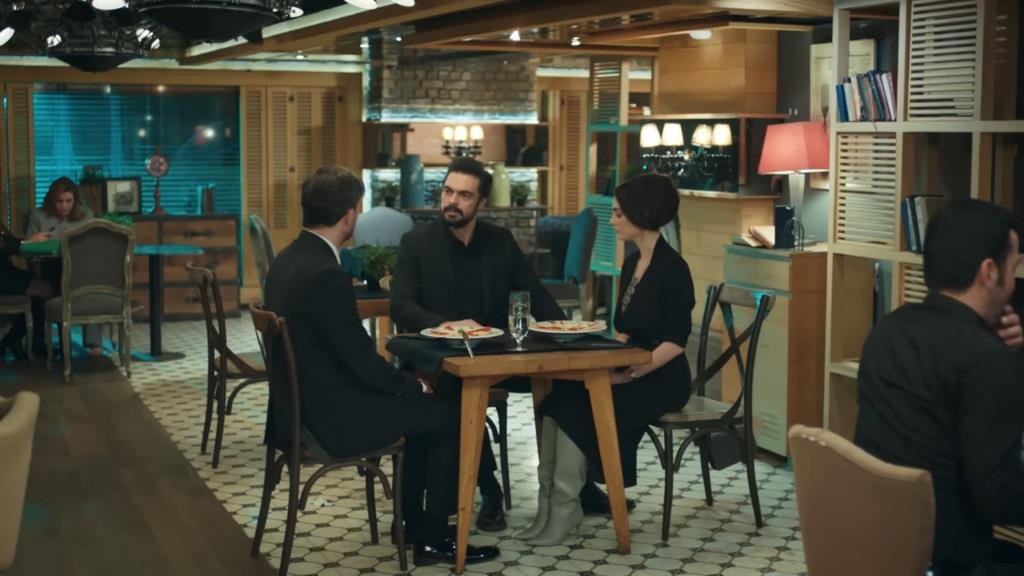 Luka, Yaman i Nana siedzą przy stoliku w restauracji.