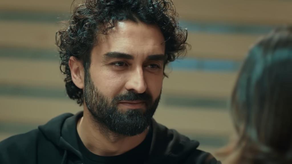 Ferit patrzy Ayse prosto w oczy.