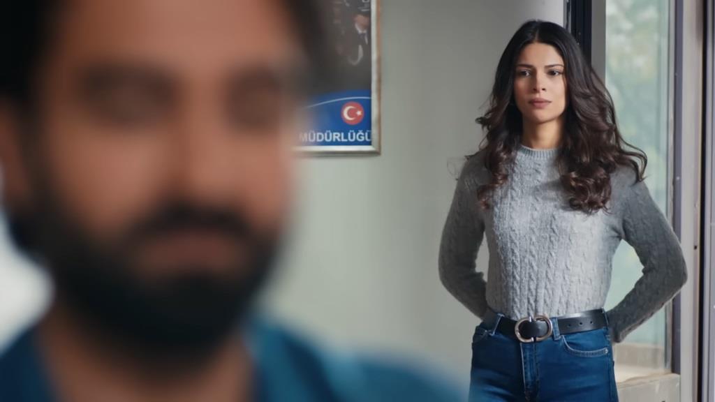 Ayse stoi za plecami Ferita.