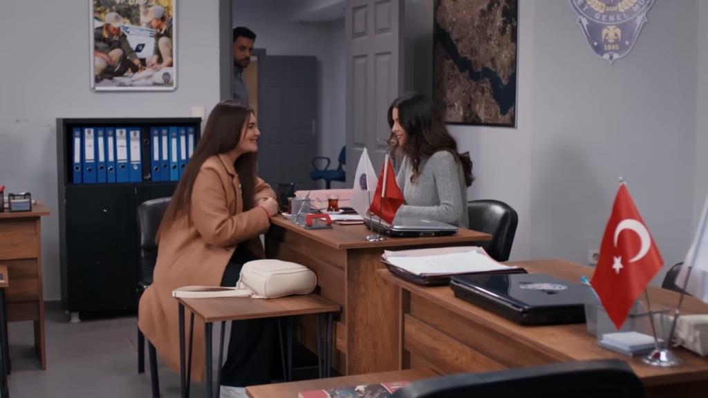 Nese i Ayse rozmawiają w biurze. Koray podsłuchuje ich rozmowę zza drzwi.