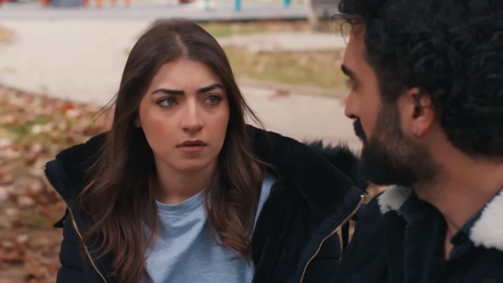 Pelin i Ferit na ławce w parku.