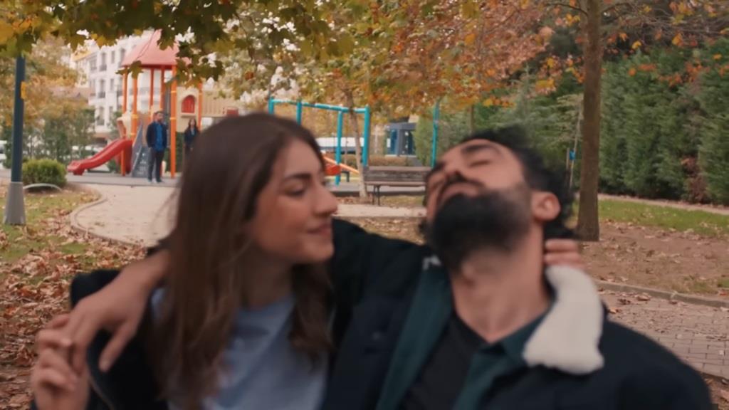Nieprzytomny Ferit w objęciach Pelin.