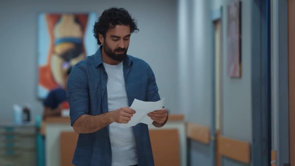 Ferit trzyma w rękach kartkę z wynikami analizy.