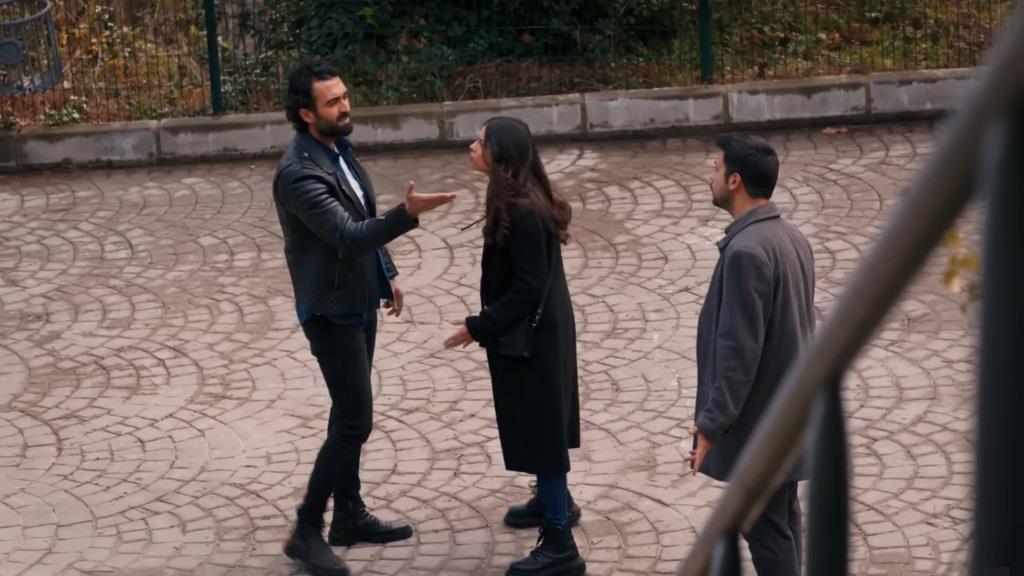 Ayse stoi między Feritem a Korayem.