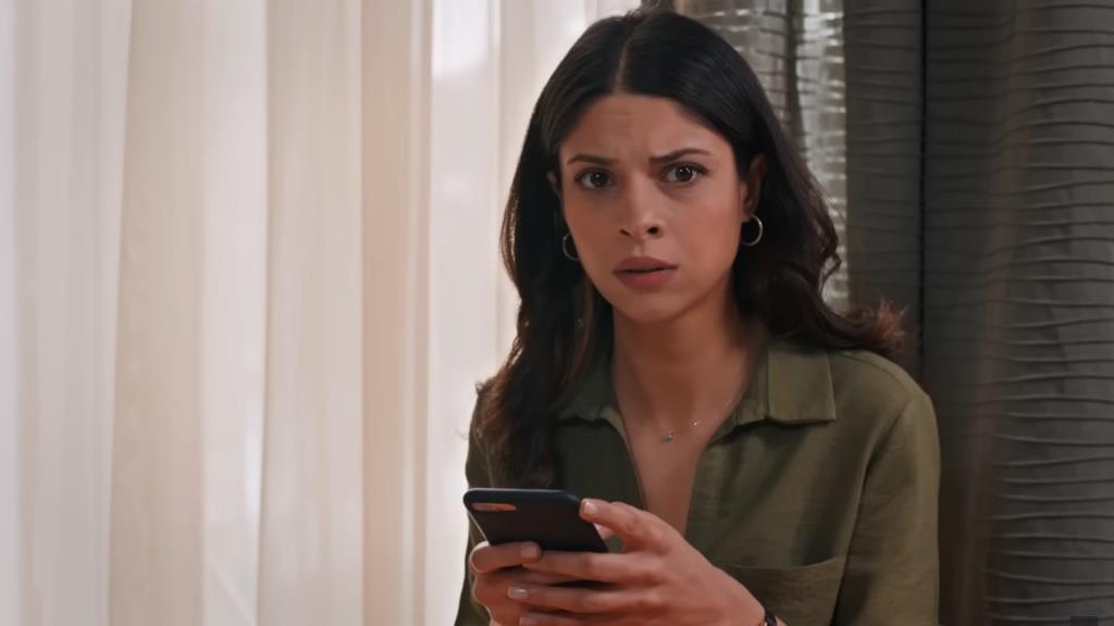 Ayse z telefonem w rękach. Jej twarz wyraża głębokie zaniepokojenie.