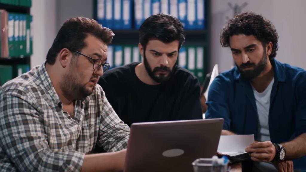 Ibrahim, Volkan i Ferit wpatrują się w ekran laptopa.