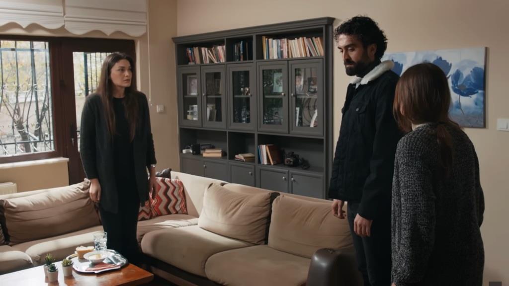 Yesim, Ferit i Pelin w pokoju.