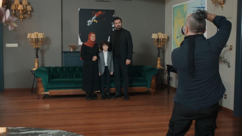 Fotograf robi zdjęcie Akcy, Yusufowi i Yamanowi.