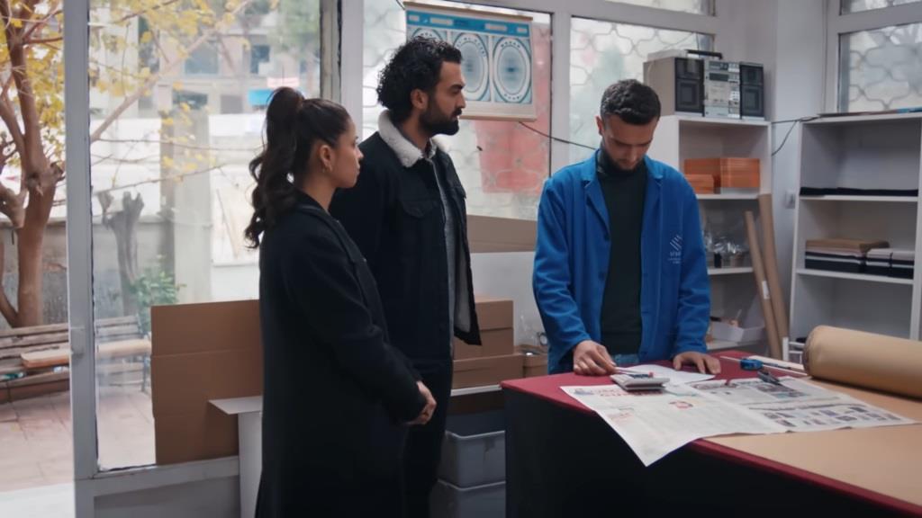 Ayse i Ferit rozmawiają z Mesutem w jego miejscu pracy.