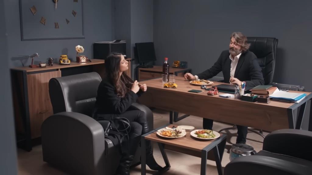 Ayse je śniadanie z lichwiarzem.