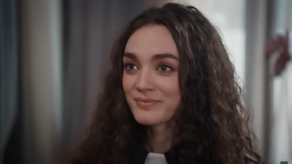 Nana jest szczęśliwa. Uśmiecha się delikatnie.