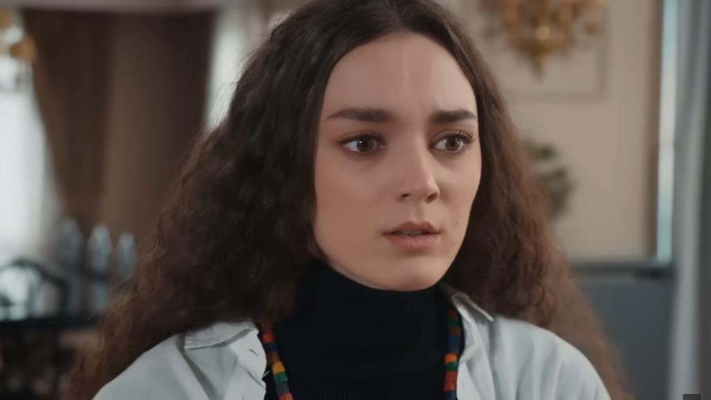 Zbliżenie na twarz poruszonej Nany.