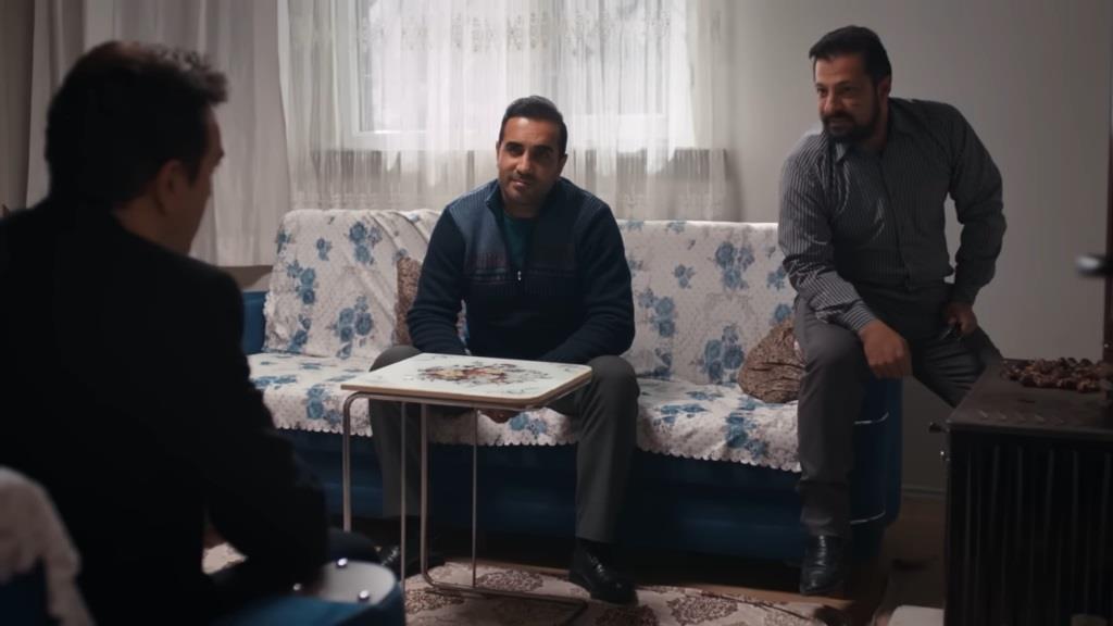 Nedim rozmawia z Idrisem i Kazimem w kryjówce.