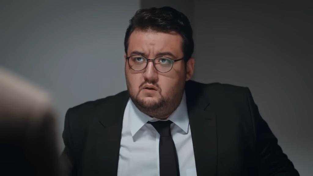 Ibrahim w garniturze, jako adwokat zatrzymanego.