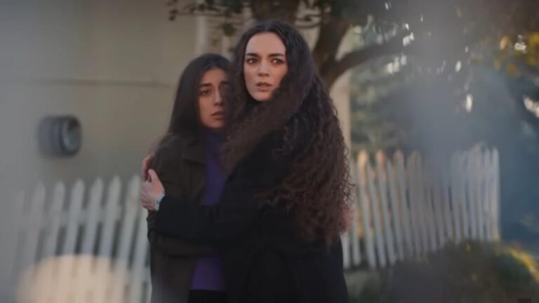 Nana obejmuje Ikrę, dziewczynę z Syrii.