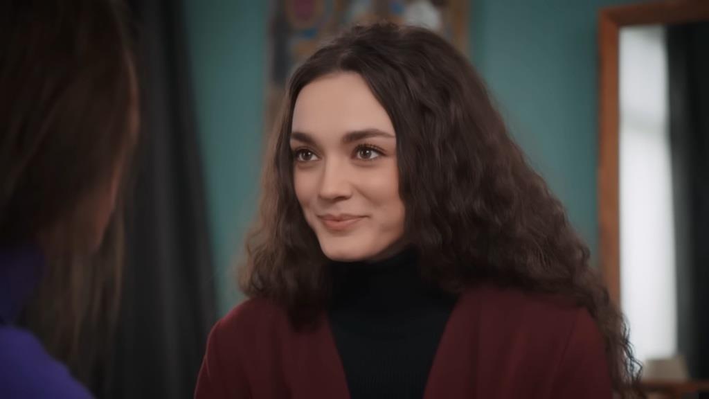 Nana uśmiecha się, patrząc na Ikrę.