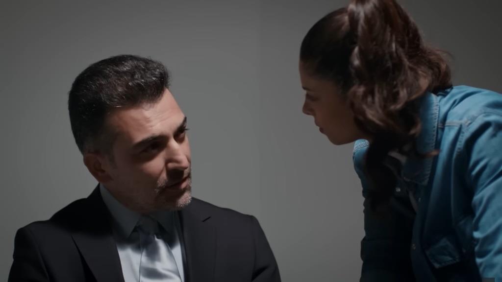 Ayse przesłuchuje szefa szajki.