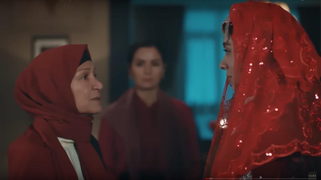 Akca, Aynur i Ikra podczas nocy henny.