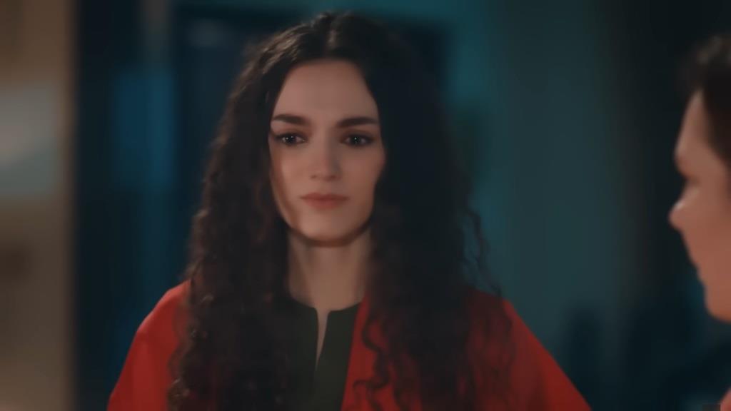 Zbliżenie na twarz Nany, uczestniczącej w nocy henny.