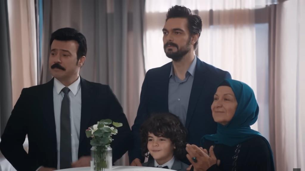 Cenger, Yaman, Yusuf i Akca obserwują ceremonię zaślubin.