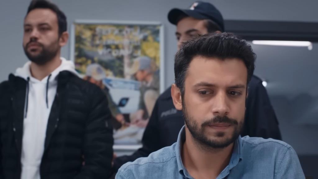 Haker zostaje zatrzymany przez policję. Koray ma nietęgą minę.