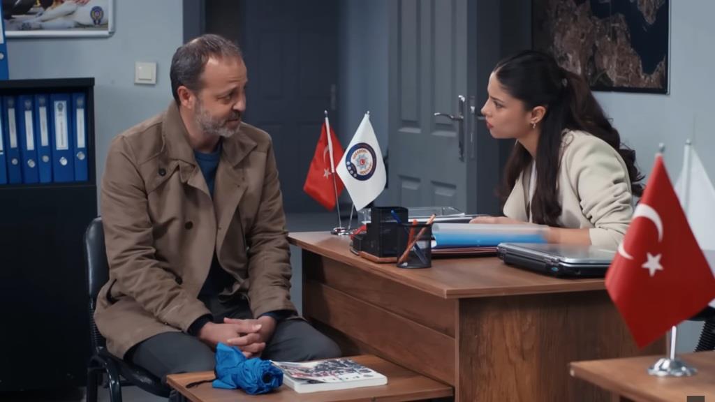 Mężczyzna rozmawia z Ayse na komisariacie.
