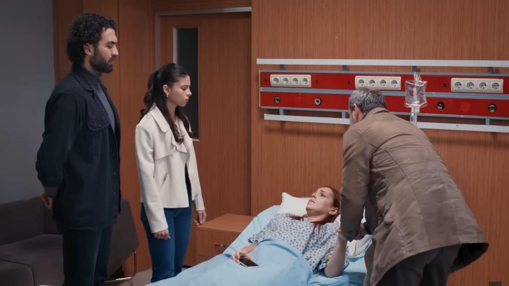 Tekin pochyla się nad swoją żoną, którą odwiedzili Ayse i Ferit.