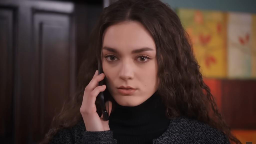 Nana rozmawia przez telefon.
