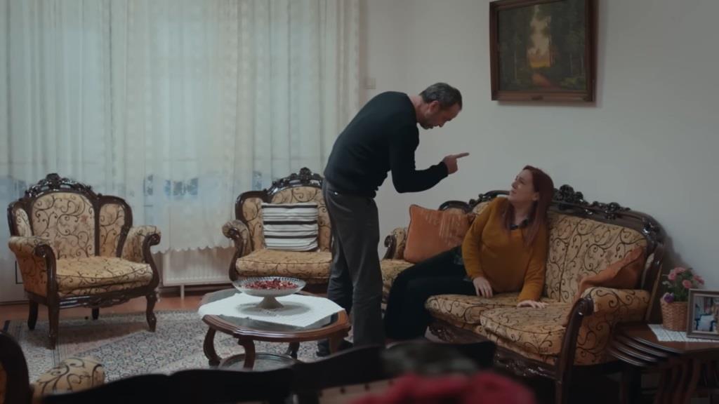 Tekin grozi swojej żonie, Nilgun.