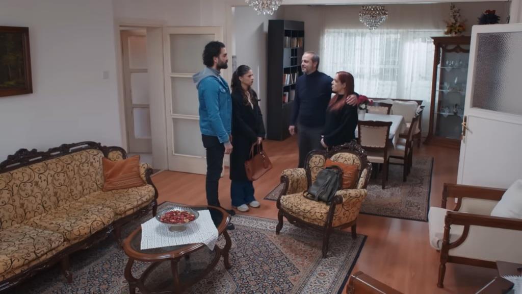 Scena w salonie domu Nilgun. Ayse i Ferit rozmawiają z Tekinem i jego żoną.