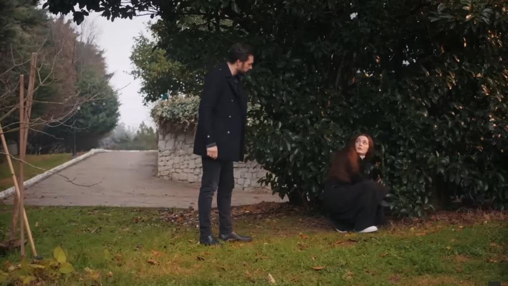 Yaman znajduje Nanę, która skryła się przed nim za zaroślami.