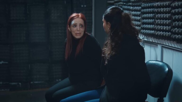 Ayse i Nilgun zamknięte w cichym pokoju.