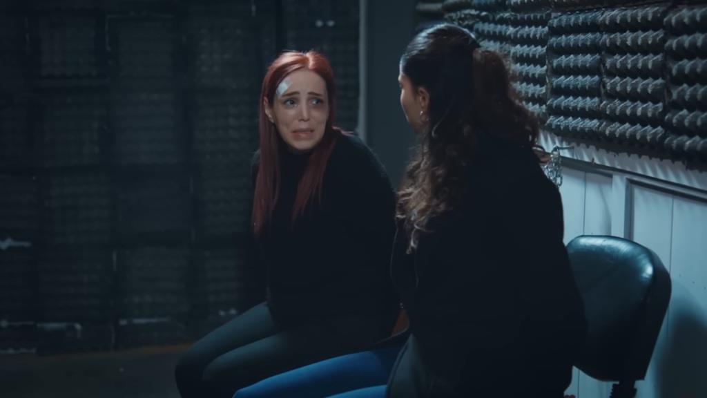 Ayse i Nilgun zamknięte w cichym pokoju.