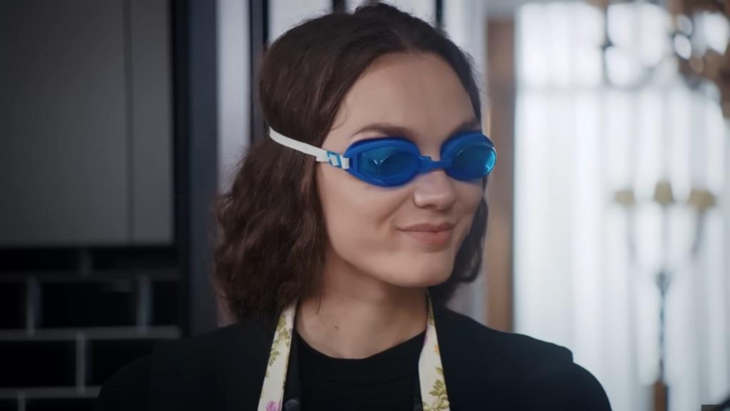 Nana w okularach do pływania.