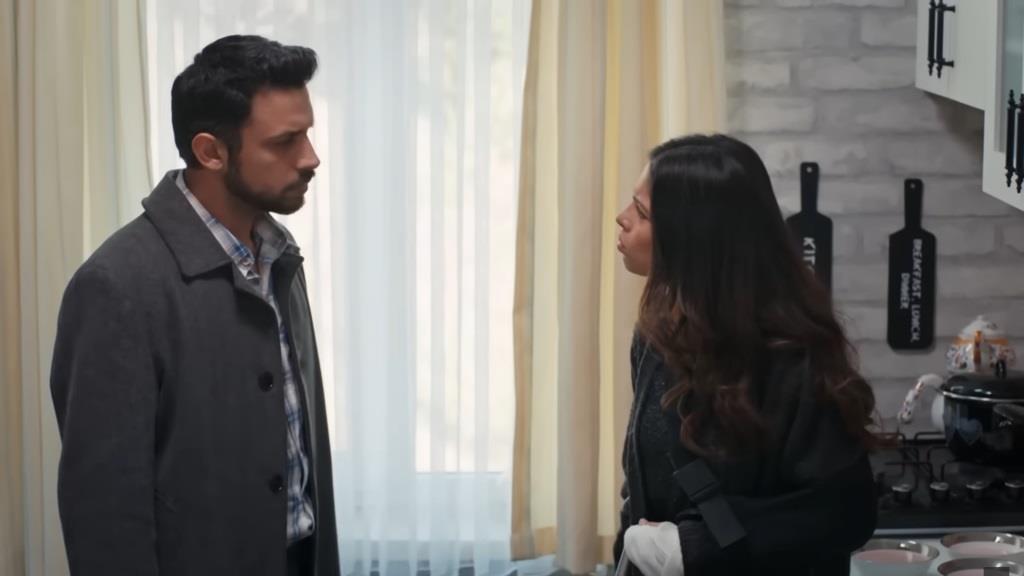 Ayse rozmawia z Korayem w kuchni. Ich twarze wyrażają napięcie.