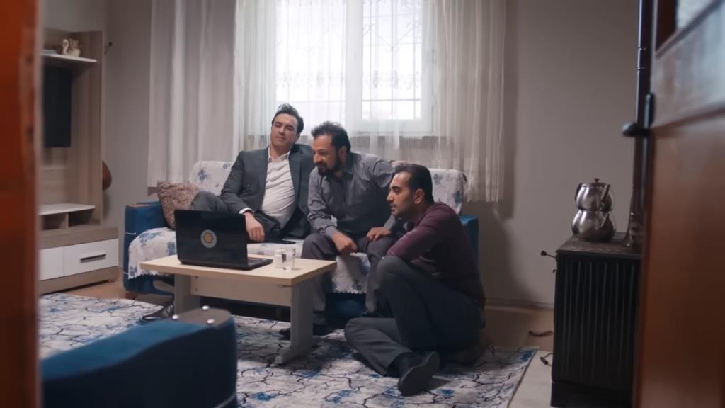 Nedim, Idris i Kazim z zaciekawieniem wpatrują się w ekran laptopa.