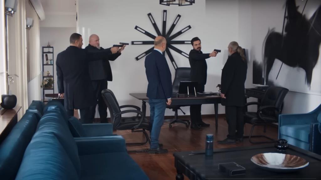 Scena w gabinecie Yamana. Yaman wycelowuje pistolet w Karacaliego, a jego ochroniarze - w Yamana.
