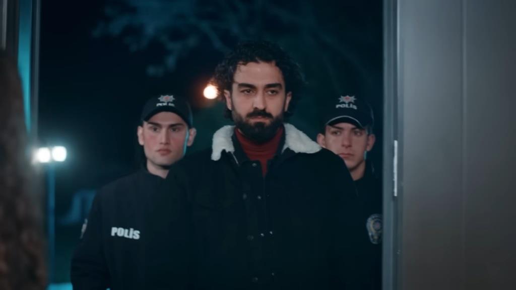 Ferit wraz z dwójką policjantów stoi w progu rezydencji.